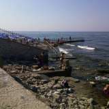 La costa barese ha inizio a Santo Spirito con una spiaggia privata: il �Lido Dieci Venti�, ovvero l�ex �Lido lucciola�, quello che per sessant�anni � stato lo stabilimento balneare dei ferrovieri. Tra un lido e l'altro si aprono dei tratti di costa libera molto frequentati d�estate 